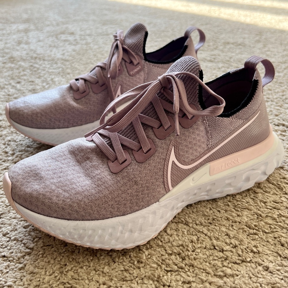 Nike Flyknit Women’s Sneaker Dusty Pink Size 8
